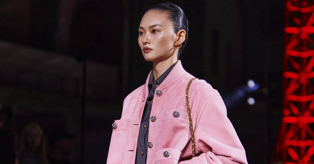 Bomber jacket: Το πιο cool πανωφόρι της σεζόν έχει το ΟΚ της Chanel