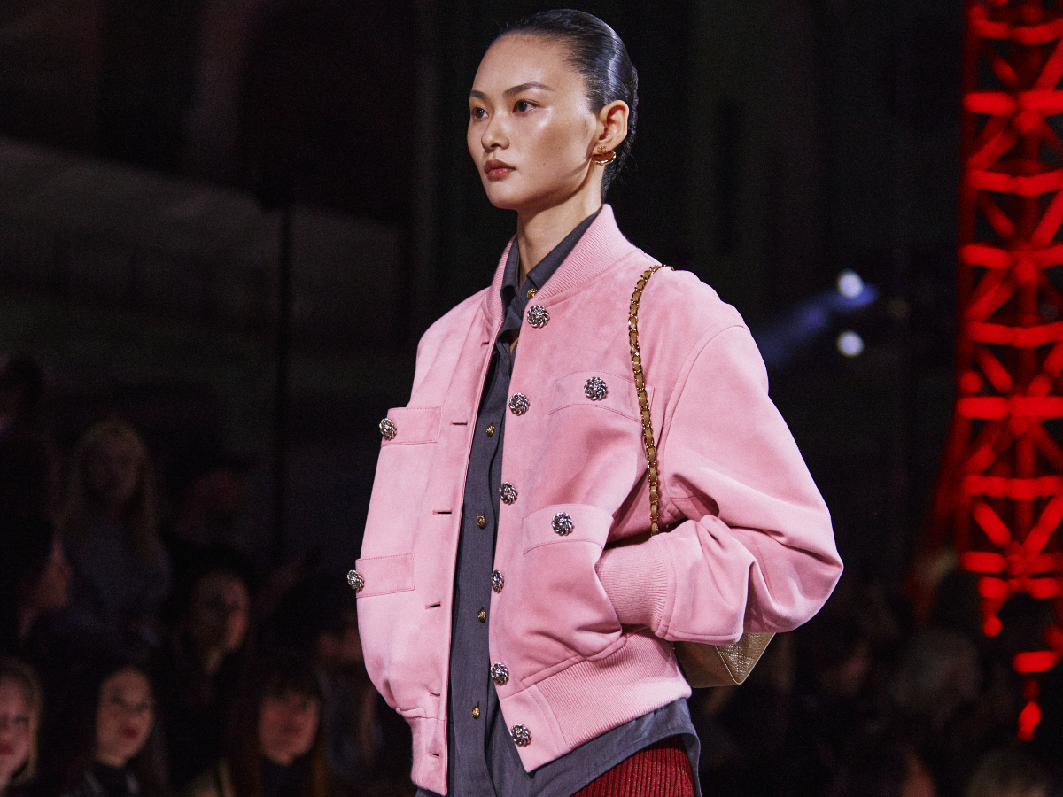 Bomber jacket: Το πιο cool πανωφόρι της σεζόν έχει το ΟΚ της Chanel