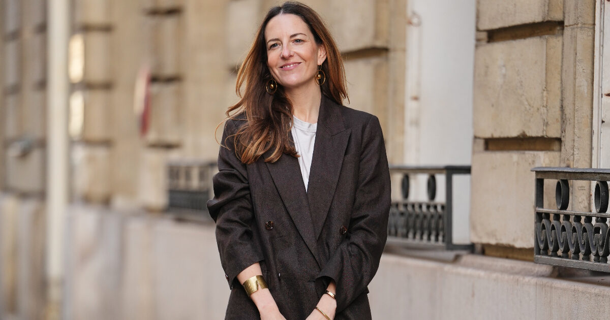 Ξέχασε το τζιν: Το πουά παντελόνι είναι η…ανατροπή που θες τώρα