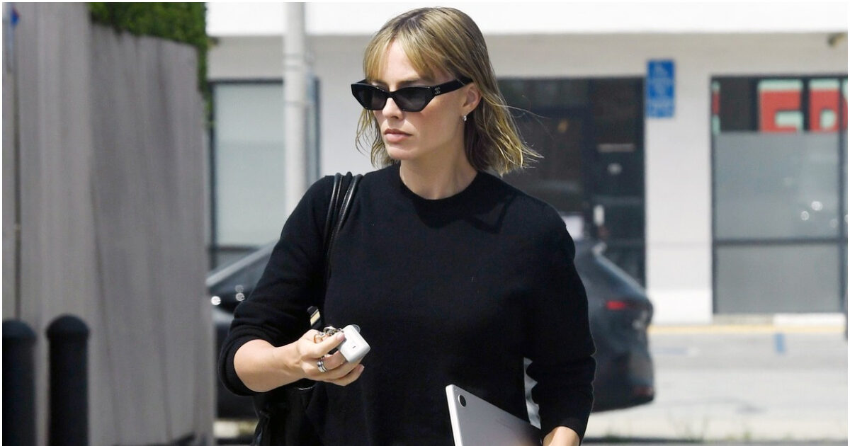 Τotal black: Το ευέλικτο look που λειτουργεί ακόμα και στα τέλη Μαρτίου