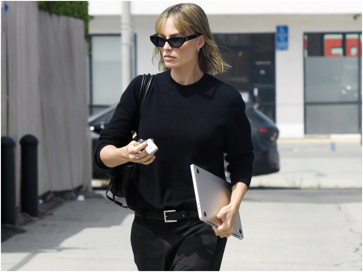 Τotal black: Το ευέλικτο look που λειτουργεί ακόμα και στα τέλη Μαρτίου