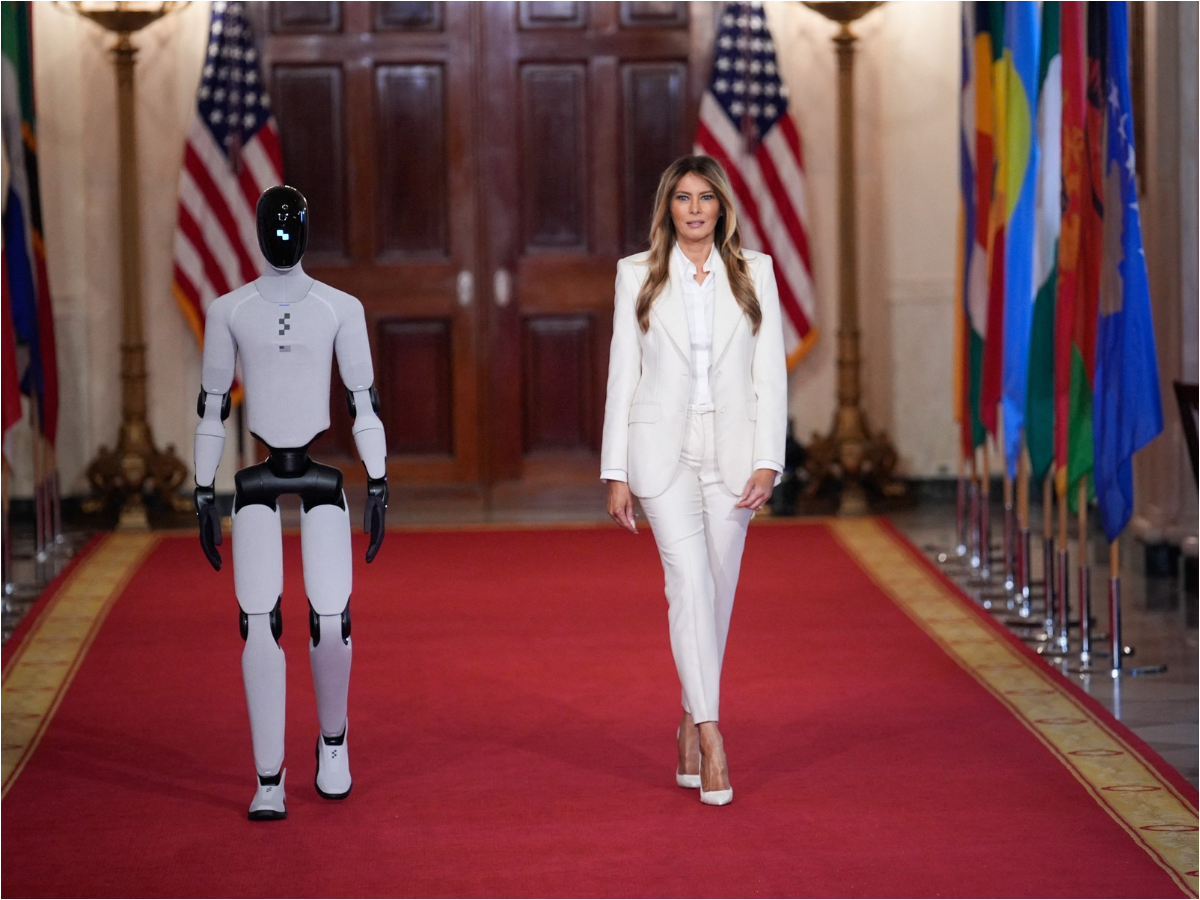 Μelania Trump: Περπάτησε δίπλα σε ρομπότ στο Λευκό Οίκο και τράβηξε όλα τα βλέμματα