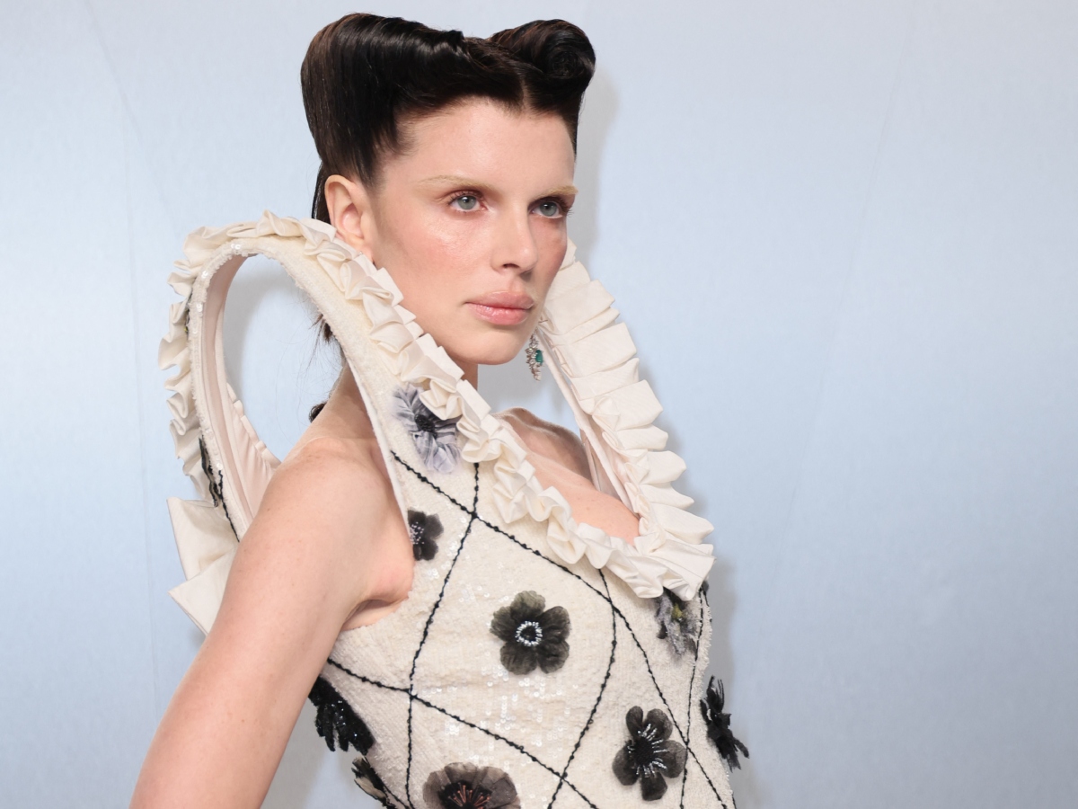 H Julia Fox στο Vanity Fair Oscars party θύμιζε ηρωίδα σε ταινία του Γιώργου Λάνθιμου