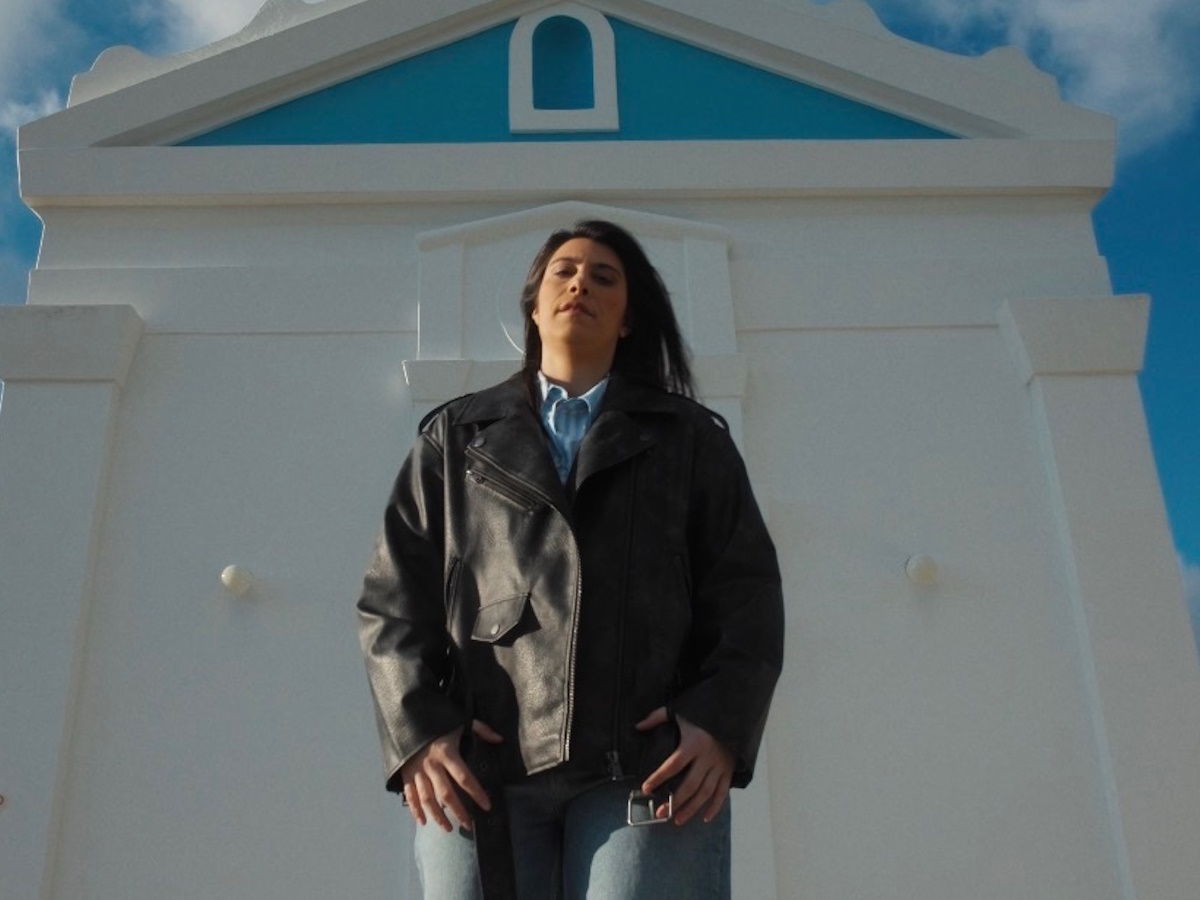 Τζένη Γεωργιάδη: Μας ταξιδεύει στην Τήνο μέσα από το νέο της βιντεοκλίπ για το «Γεια Μας»