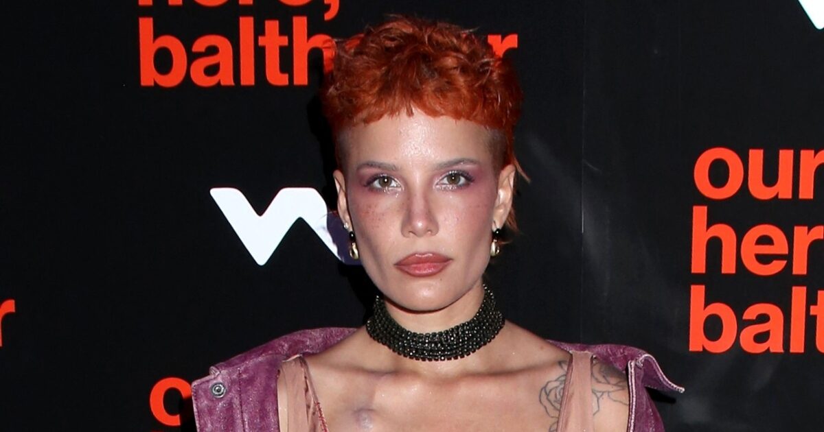Halsey: Συνδυάζει το νέο εκκεντρικό χρώμα στα μαλλιά με ρομαντικό παστέλ μακιγιάζ και δημιουργεί το ωραιότερο trend της άνοιξης