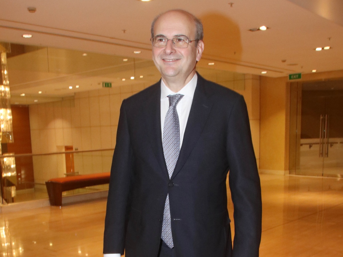 Κωστής Χατζηδάκης: «Αν ήθελα να βάλω μαλλιά όπως ο Άδωνις Γεωργιάδης, θα ήθελα να κάνω μια τεράστια επένδυση»