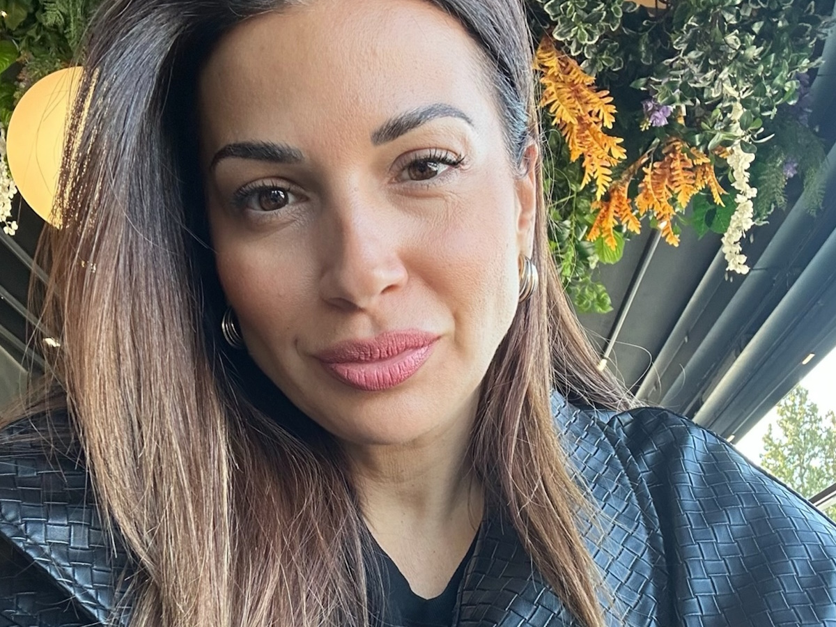 Η Ελένη Χατζίδου συγκινεί με το νέο της single «Ακούς Πατέρα;»