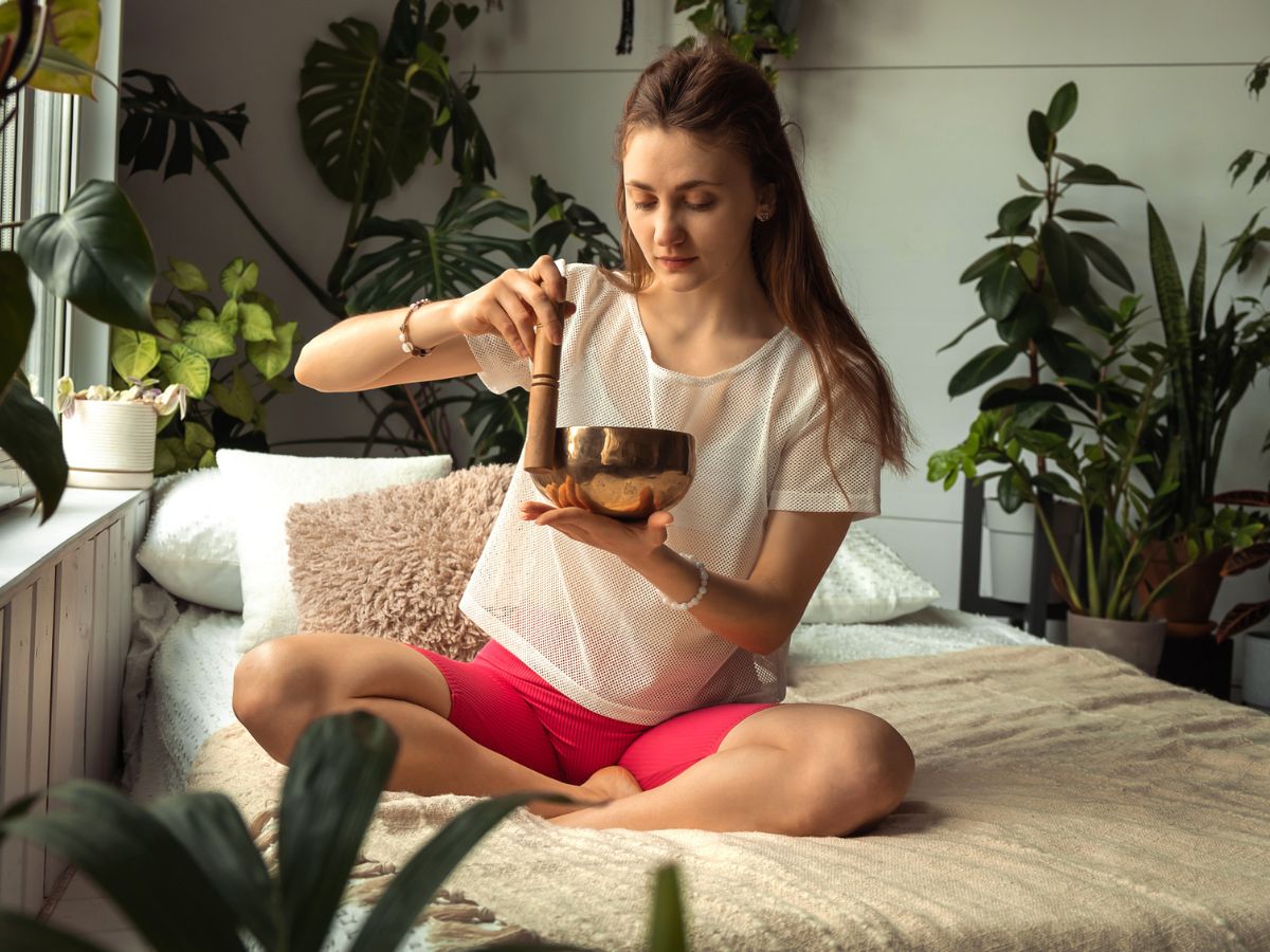 Hχοθεραπεία: Η τεχνική που σου χαρίζει βαθιά χαλάρωση και σε βοηθά να επανασυνδεθείς με τον εαυτό σου