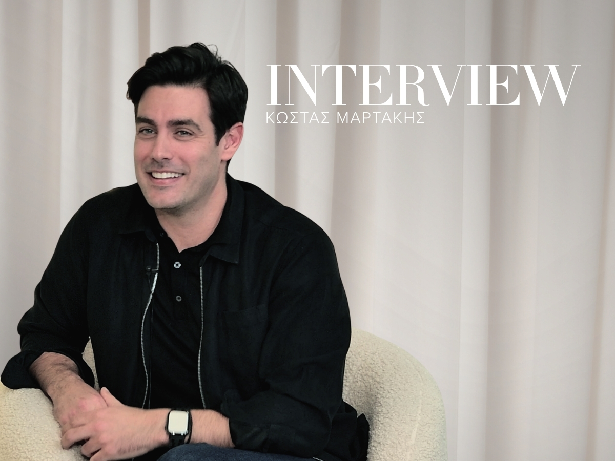 Ο Κώστας Μαρτάκης στο TLIFE: Η καριέρα, η συμβουλή της Ελένης Μενεγάκη, ο Παντελής Παντελίδης και η οικογένεια με τους… δυο μπαμπάδες