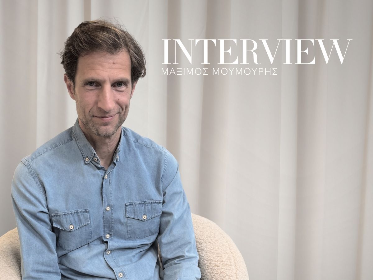 Ο Μάξιμος Μουμούρης στο TLIFE: Η ζωή με τη βουλευτή Νάντια Γιαννακοπούλου, ο πρόωρος χαμός της μητέρας του και η «Γη της Ελιάς»