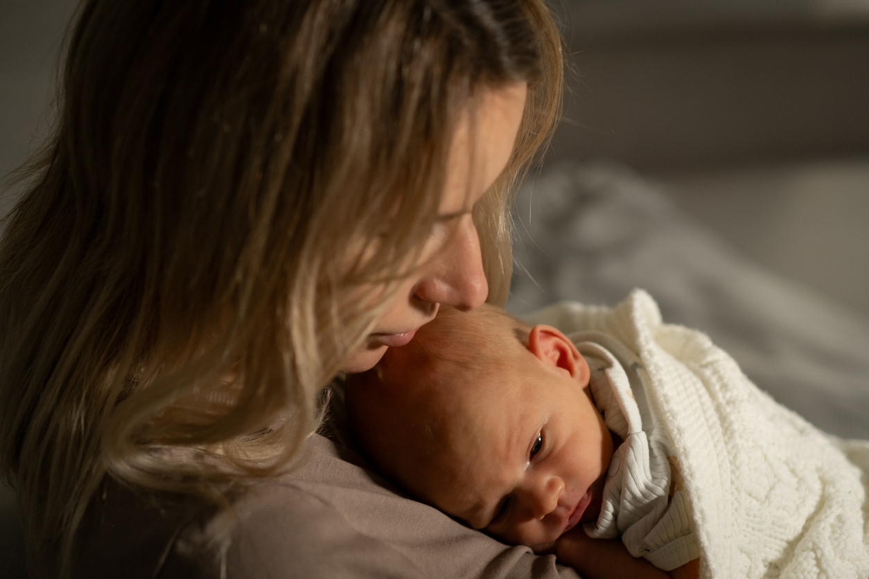 Γιατί κανείς δεν μιλάει για την περίοδο μετά τον τοκετό που αλλάζει τα πάντα