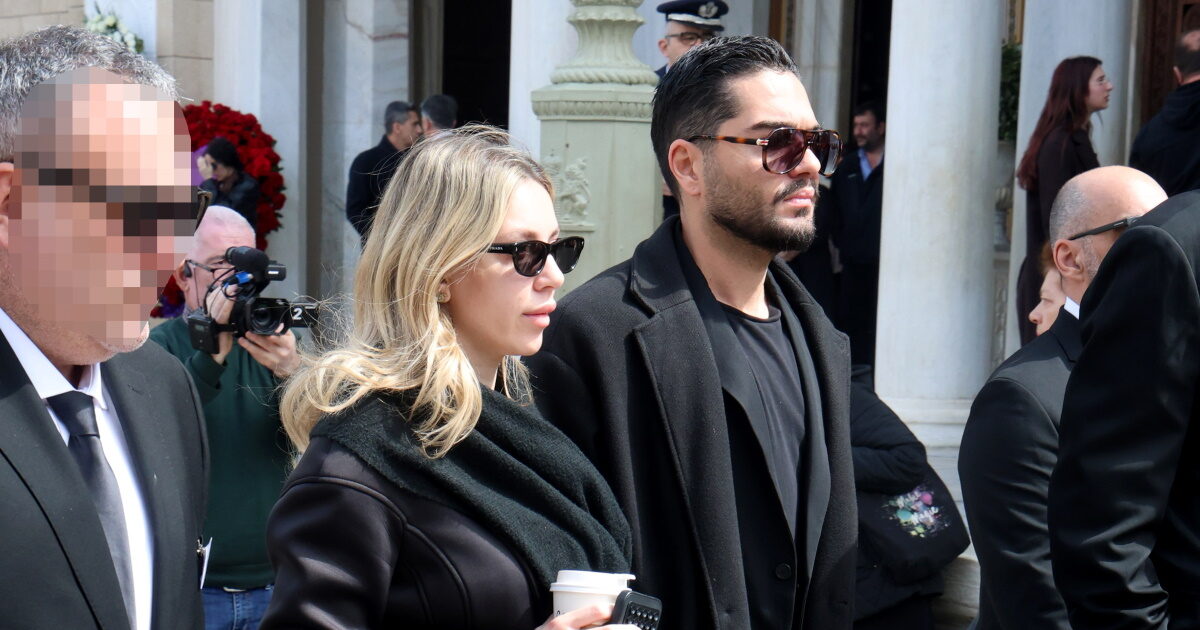 Γαρυφαλλιά Καληφώνη: Αντιδράσεις στο διαδίκτυο για την εμφάνισή της στην κηδεία της Μαρινέλλας – «Δεν άντεχε να πιει τον καφέ μετά;»