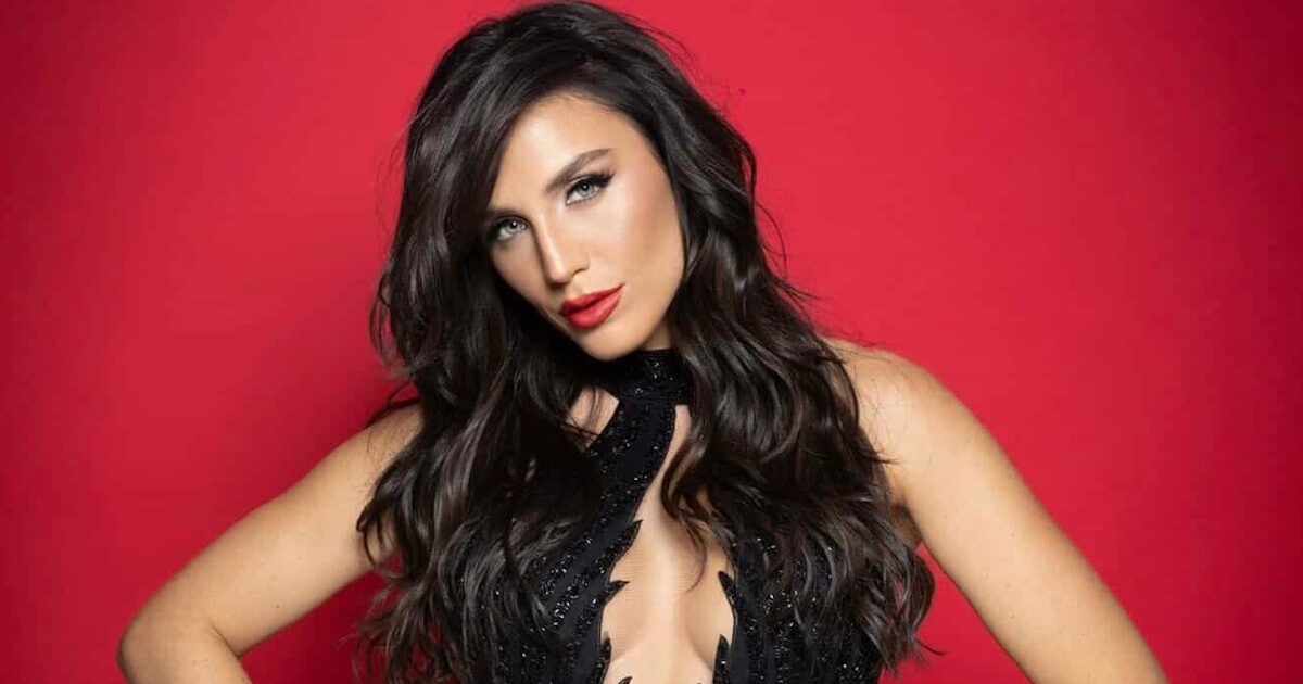 Ιουλία Καλλιμάνη: Αυτά είναι τα δύο ακυκλοφόρητα τραγούδια της που έχουν γίνει viral στα social media