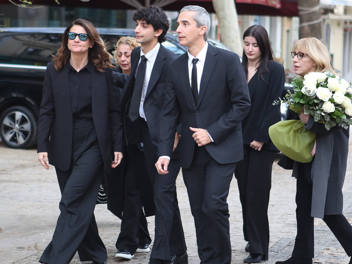 Μαρινέλλα: Σε στενό οικογενειακό κύκλο η ταφή στο νεκροταφείο Κηφισιάς – Οι μουσικοί της έπαιξαν τα κομμάτια της