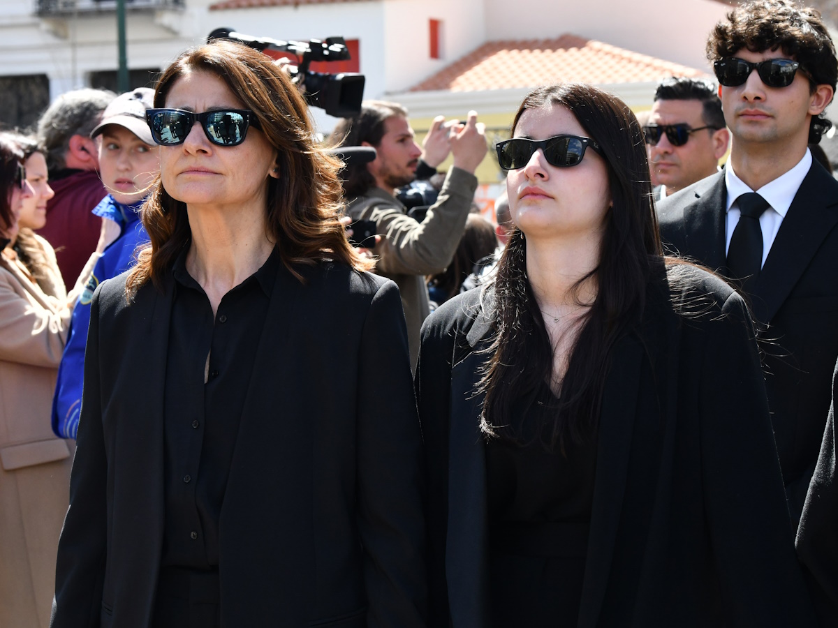 Κηδεία Μαρινέλλας: Συντετριμμένες η κόρη και η εγγονή της στη μεταφορά της σορού στη Μητρόπολη Αθηνών