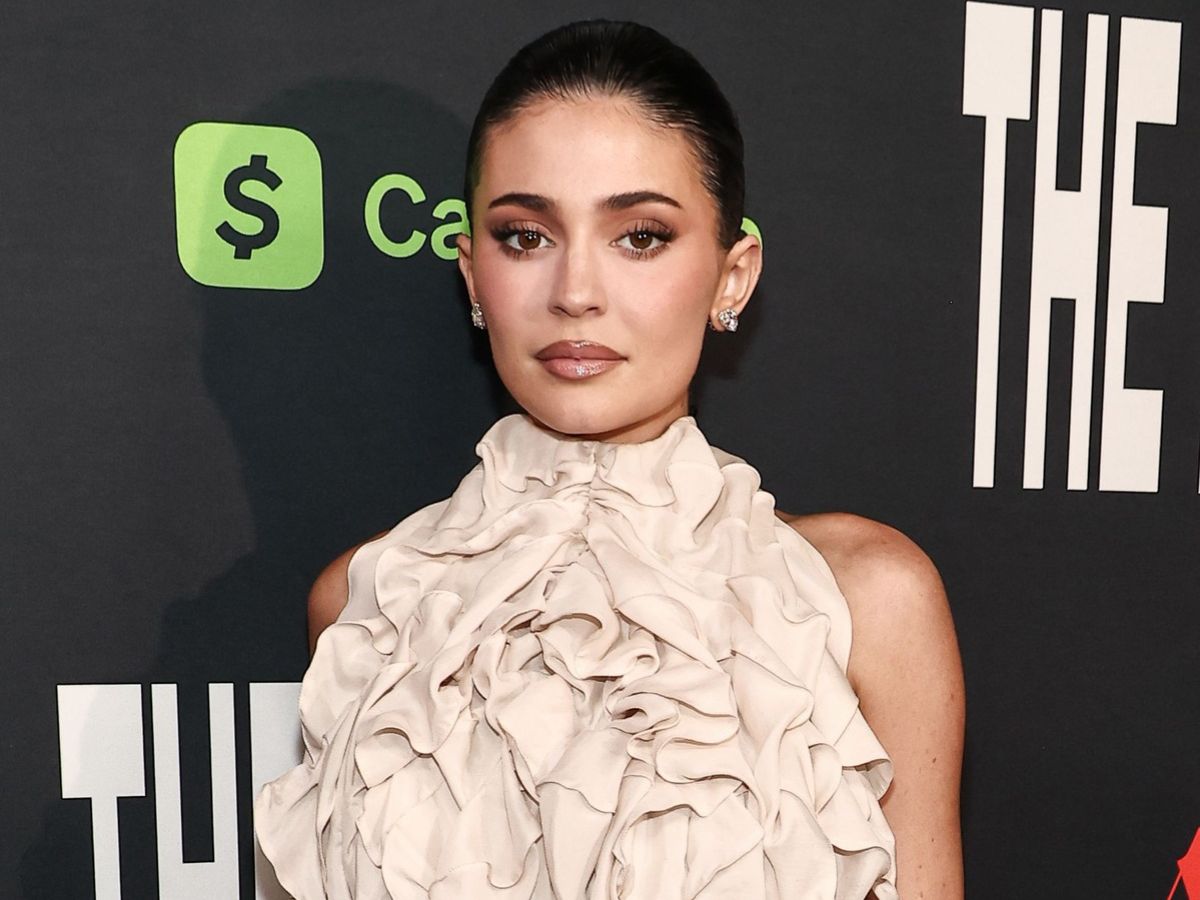 H Kylie Jenner ποζάρει με αποχρωματισμένα φρύδια αποδεικνύοντας πως αυτό το beauty statement παραμένει στα trends