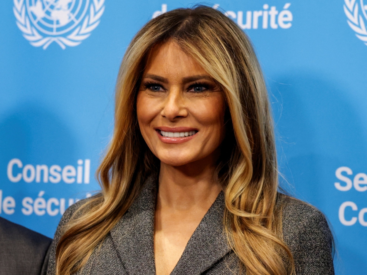 Melania Trump: Αποδεικνύει ότι τα μακριά κυματιστά μαλλιά ταιριάζουν απόλυτα με το office look
