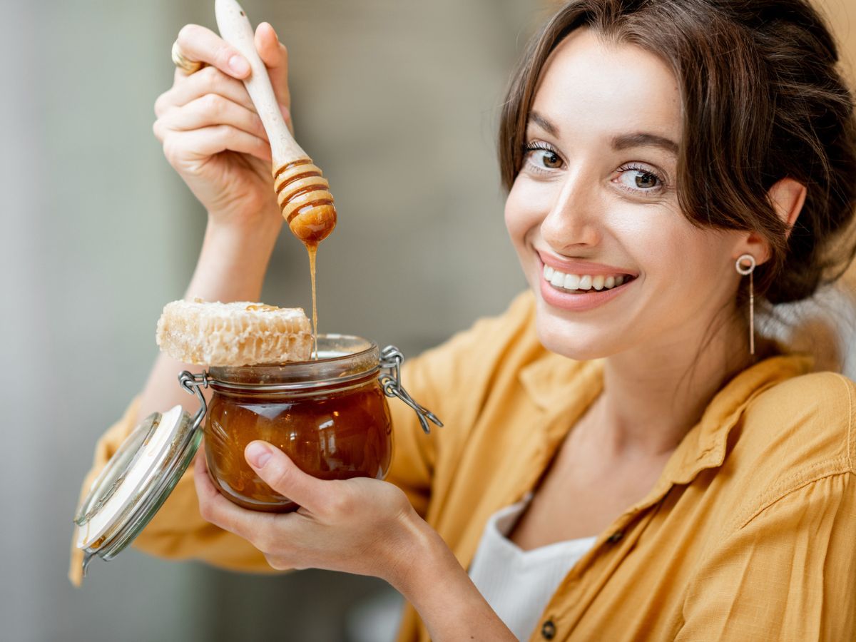 Mέλι mānuka: Μάθε γιατί εκτός από booster ευεξίας αποτελεί και έναν ισχυρό skincare σύμμαχο