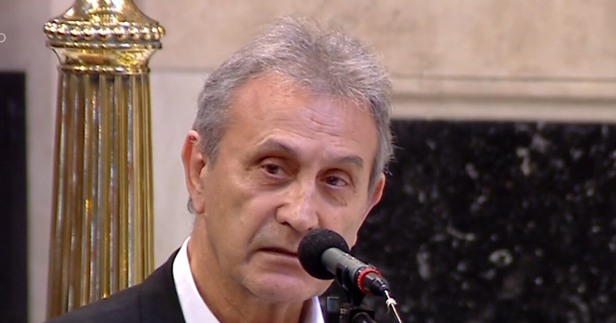 Γιώργος Νταλάρας: Ο επικήδειος λόγος για τη Μαρινέλλα – «Είναι πολύ βαρύ και δύσκολο αυτό που κάνω αυτή τη στιγμή»