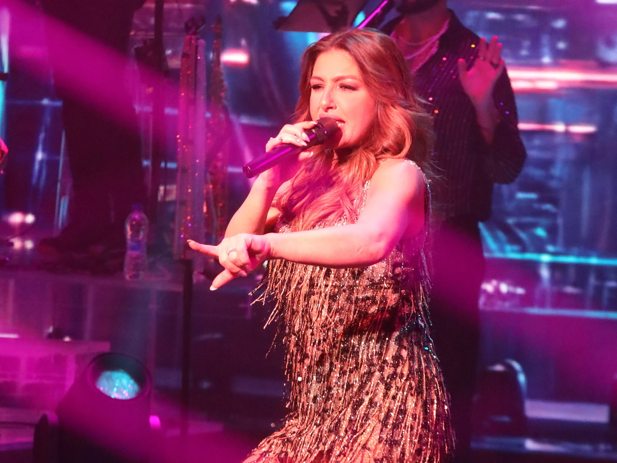 Έλενα Παπαρίζου: Η εμφάνιση στη σκηνή μετά την περιπέτεια υγείας της – Βίντεο