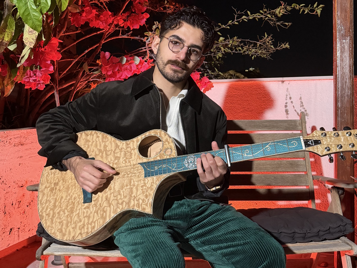 Ο Papazo στο TLIFE: Το διάσημο μπαλκόνι του, η ιατρική και ο φίλος του Akylas