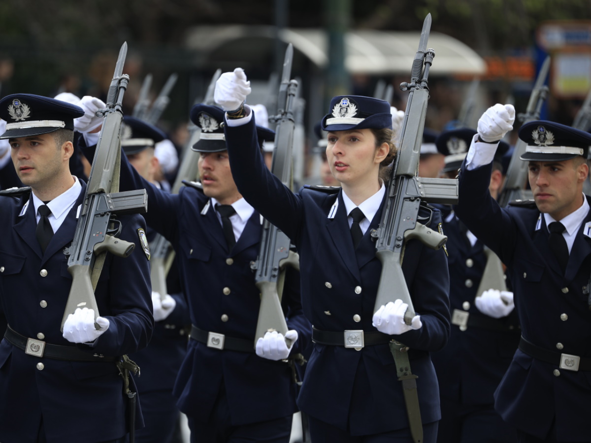 25η Μαρτίου: Φωτογραφίες από την επιβλητική στρατιωτική παρέλαση στο Σύνταγμα