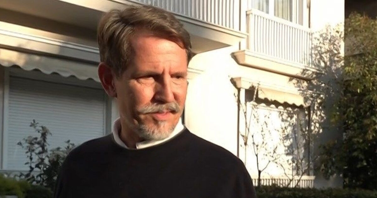 Παύλος Ντε Γκρες: «Όλα είναι false news, μην τα διαβάζετε» – Η αντίδραση στην κάμερα μετά τις φήμες ότι αγόρασε σπίτι στο κέντρο της Αθήνας