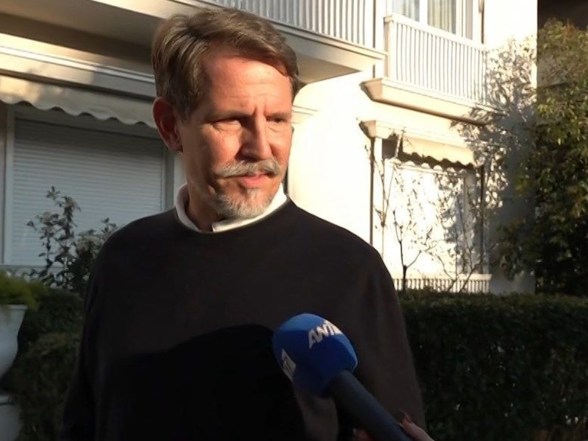 Παύλος Ντε Γκρες: «Όλα είναι false news, μην τα διαβάζετε» – Η αντίδραση στην κάμερα μετά τις φήμες ότι αγόρασε σπίτι στο κέντρο της Αθήνας