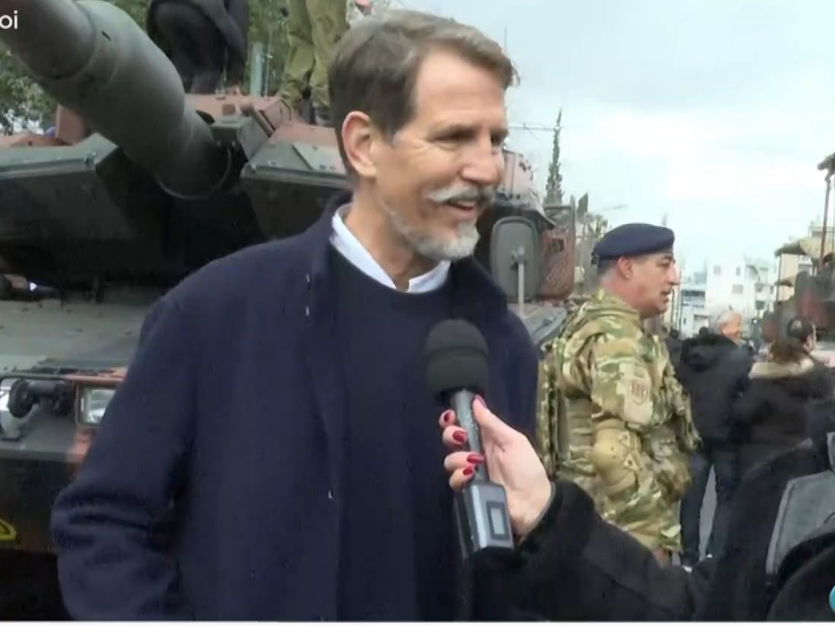 Παύλος Ντε Γκρες: Στην στρατιωτική παρέλαση στο Σύνταγμα – «Ήθελα χρόνια να την δω από κοντά»