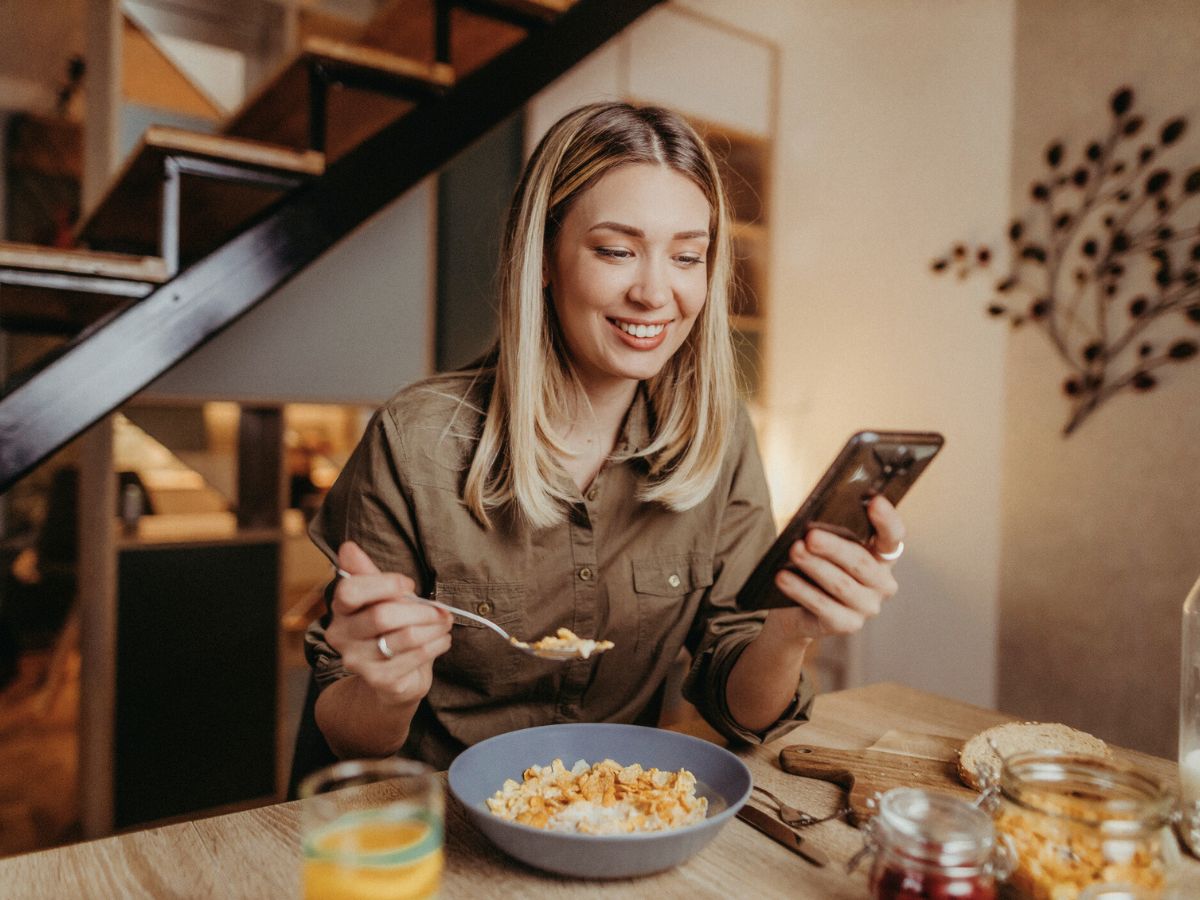 Πρωτεΐνη στο πρωινό: To «brain hack» που σε βοηθά να παραμένεις σε εγρήγορση και να αποφύγεις τις λιγούρες
