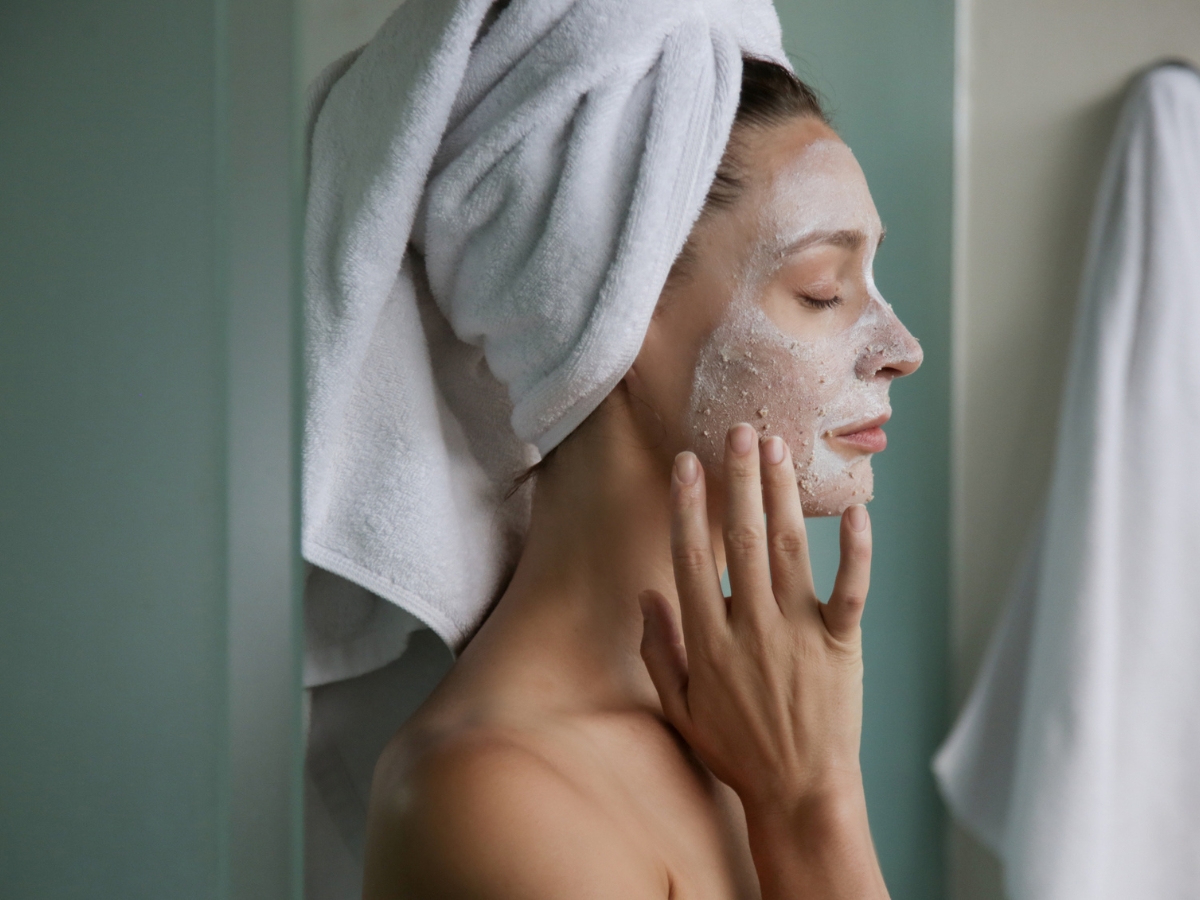 Scrub με κόκκους: Πώς θα επιλέξεις προϊόντα που σέβονται την επιδερμίδα;