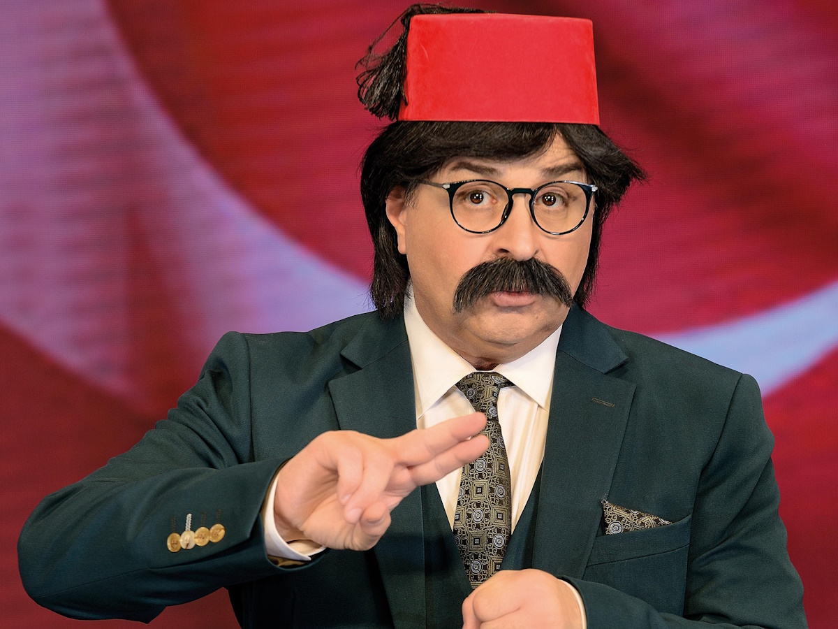 «Πράκτωρ 00Λεφτά»: Η σπαρταριστή παράσταση του Μάρκου Σεφερλή έρχεται το Σάββατο 28 Μαρτίου στο MEGA