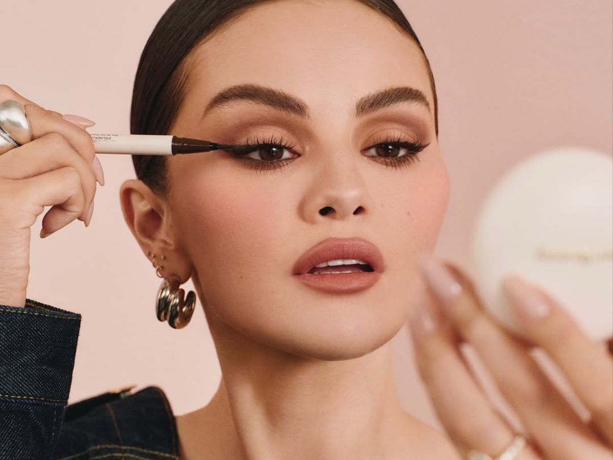 Η Selena Gomez ποζάρει με το απόλυτο mocha mousse μακιγιάζ και μας υπενθυμίζει γιατί αγαπάμε τις γήινες αποχρώσεις