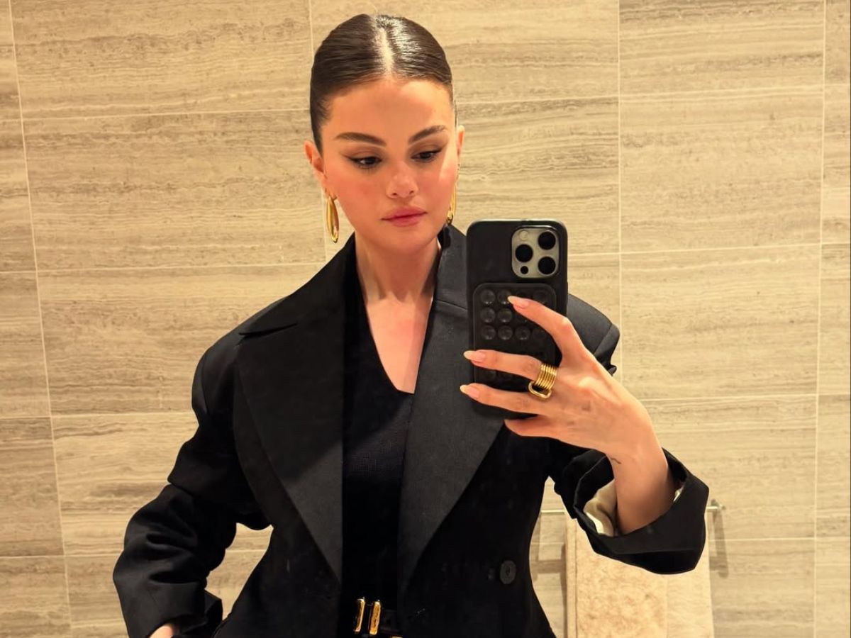 To λεπτεπίλεπτο sleek bun της Selena Gomez θα σου δώσει έμπνευση για την Κυριακάτικη βόλτα σου