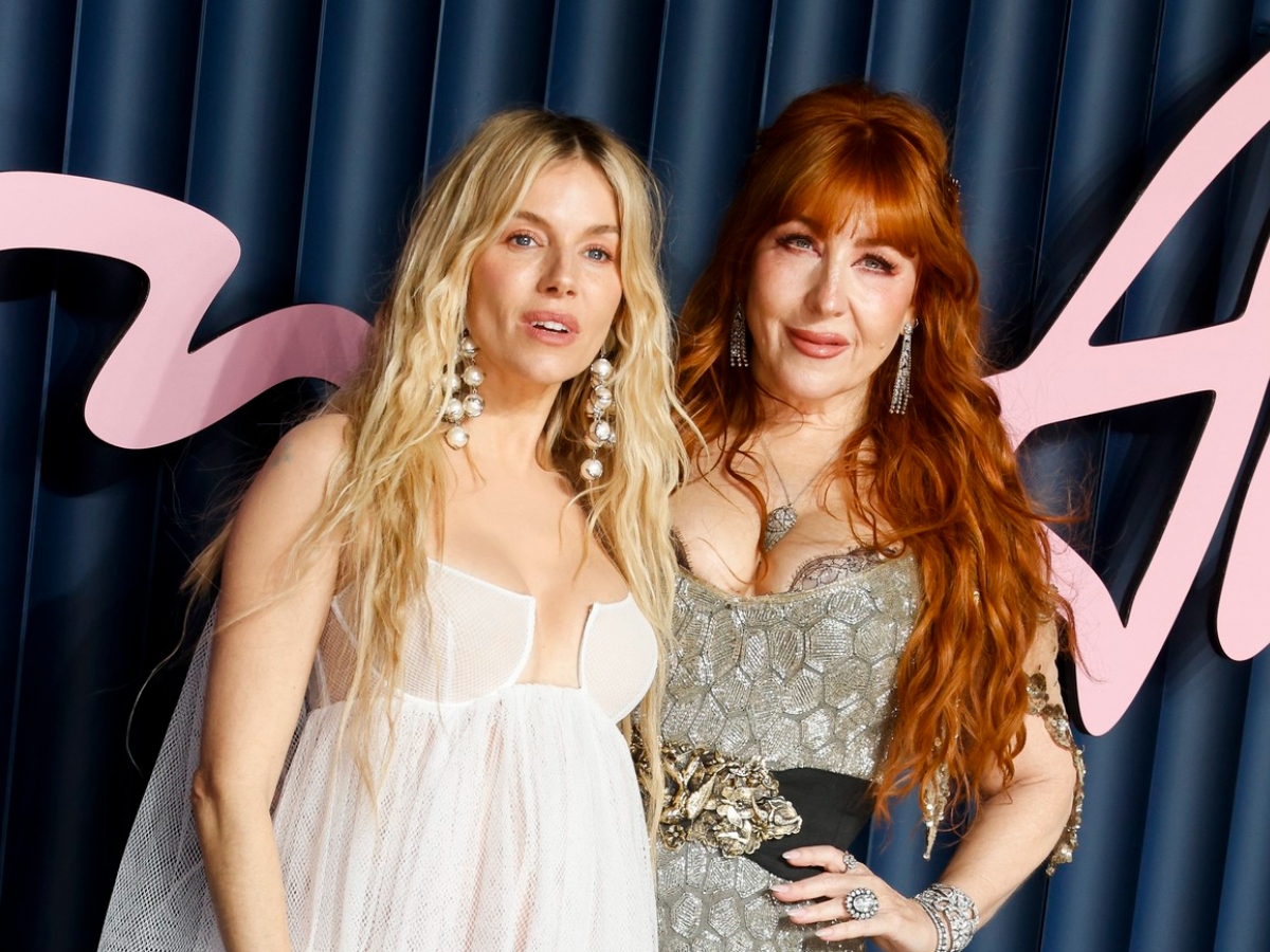 Η Sienna Miller είναι το νέο πρόσωπο του αγαπημένου της beauty brand και στην καμπάνια αποκαλύπτει το προϊόν που δεν αποχωρίζεται