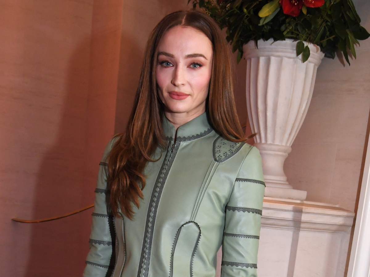 H Sophie Turner δεν είναι πλέον ξανθιά και η νέα της καστανή απόχρωση είναι τέλεια για την άνοιξη