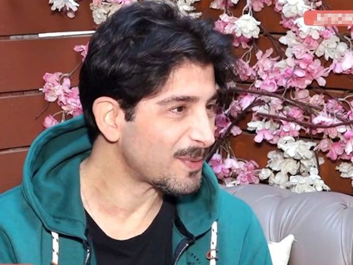 Χρήστος Σπανός: «Έγινα ο μπαμπάς που θα ήθελα να έχω – Ξεκίνησα ψυχοθεραπεία γιατί αισθάνθηκα ότι θέλω λίγο να επαναπροσδιοριστώ»