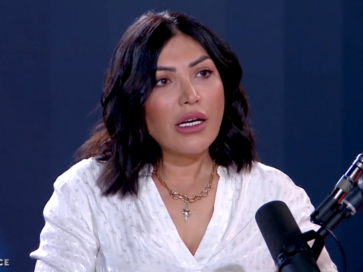 Η Φάρα Ταχέρι για το καθεστώς στο Ιράν: «Η μάνα μου έφερε πάνω από 50-60 περιοδικά, τα έκαψε στην αυλή και έκλαιγε»