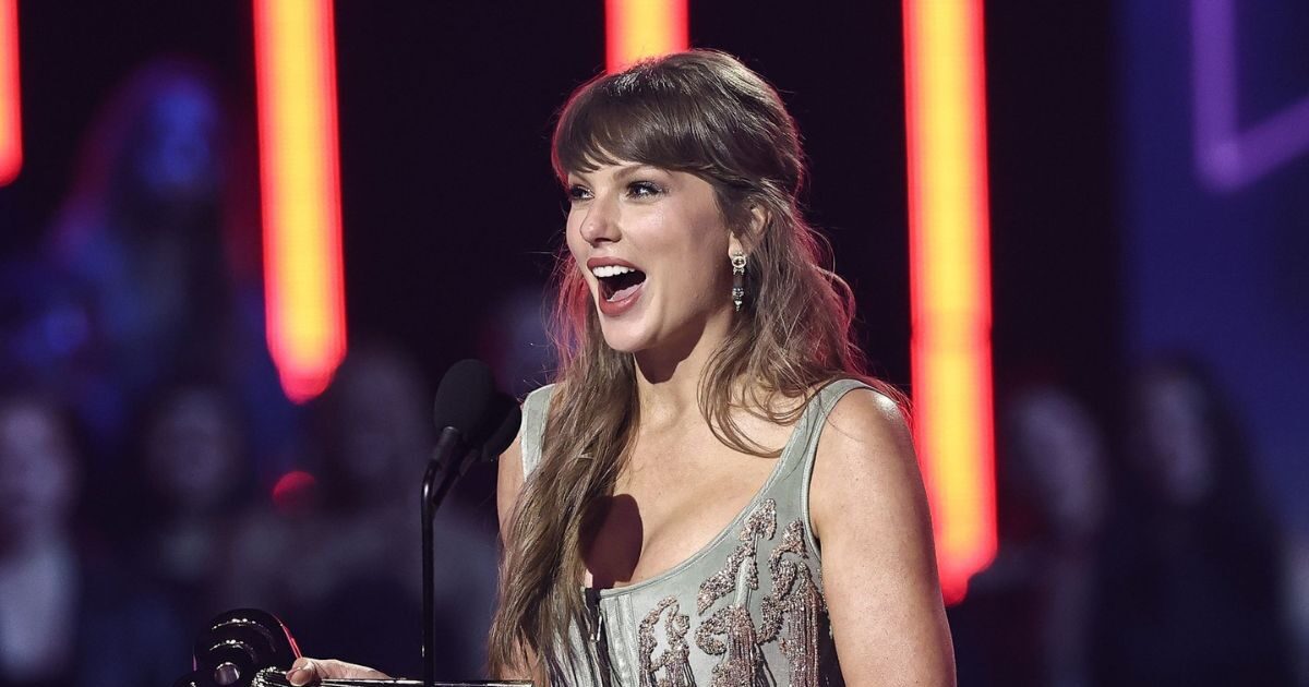 Taylor Swift: Eμφανίστηκε με τις ασύμμετρες πυκνές αφέλειες που είχε υιοθετήσει πριν 10 χρόνια στο Met Gala