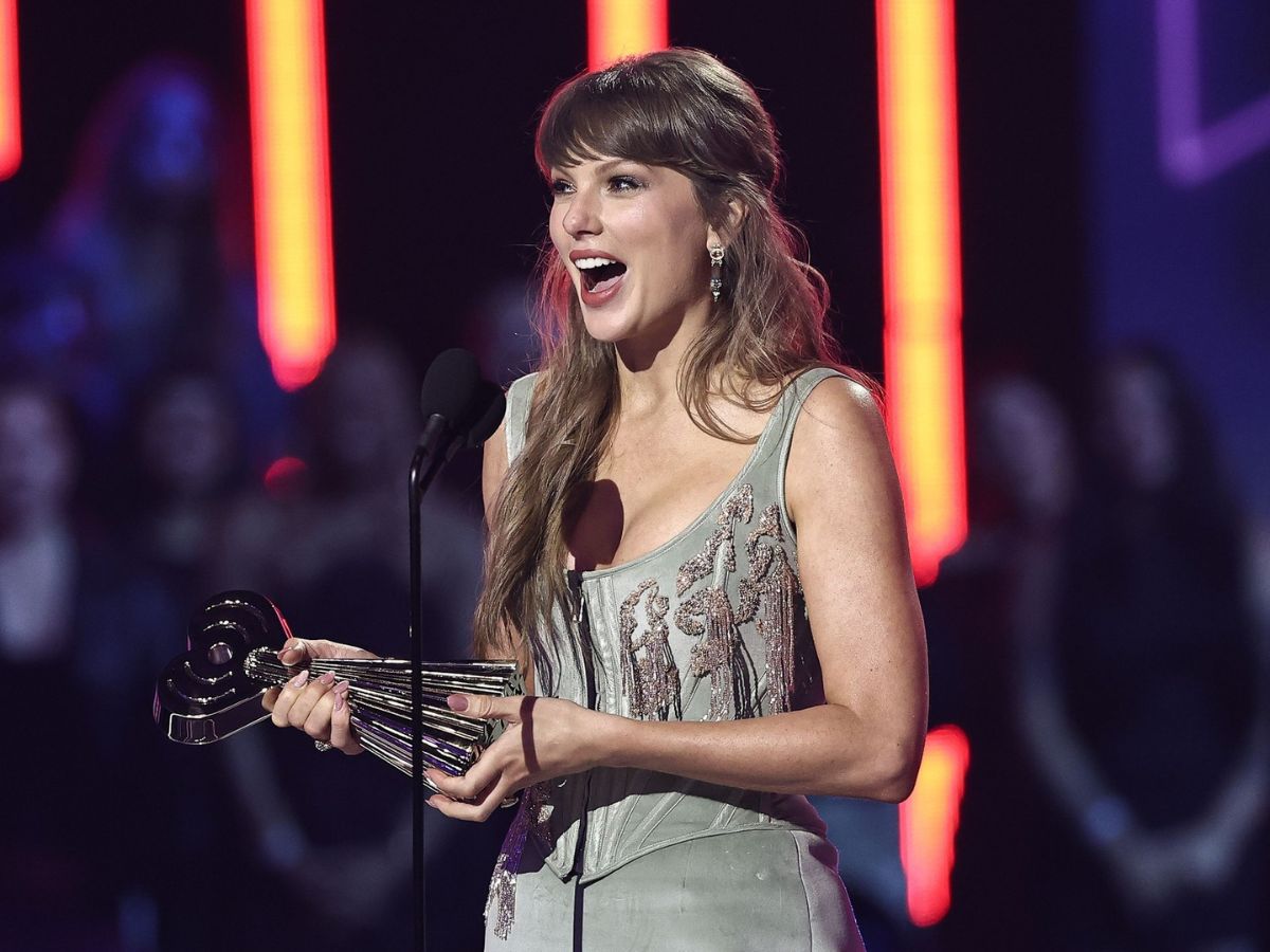 Taylor Swift: Eμφανίστηκε με τις ασύμμετρες πυκνές αφέλειες που είχε υιοθετήσει πριν 10 χρόνια στο Met Gala