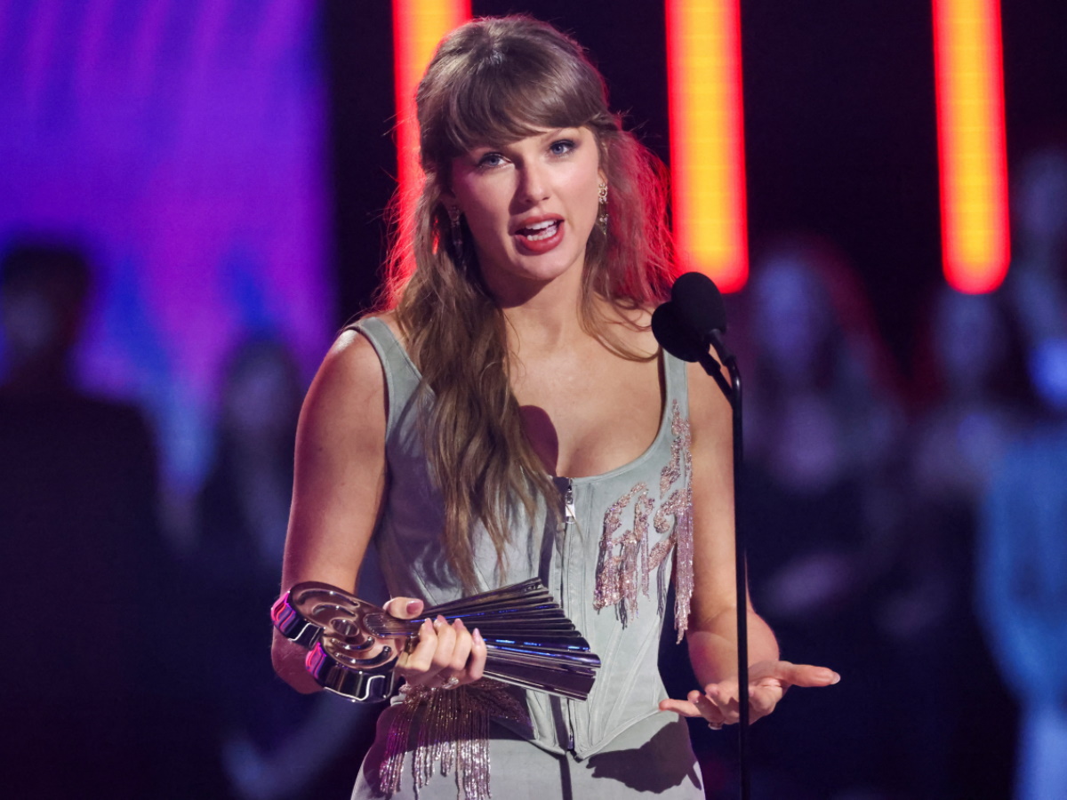 Τέιλορ Σουίφτ: Η συγκινητική αναφορά στον αρραβωνιαστικό της, στα χθεσινά iHeartRadio Music Awards – Φωτογραφίες, βίντεο