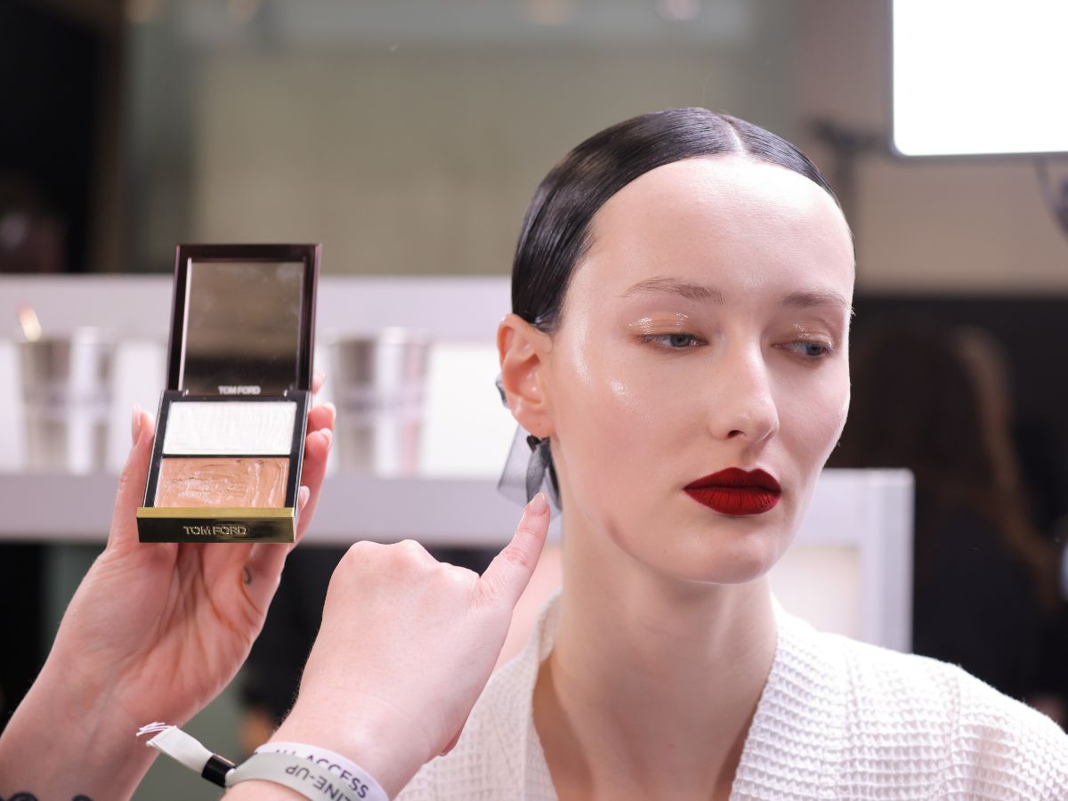 Tom Ford: Υγρή σκιά ματιών και κόκκινο ματ κραγιόν – Το δυναμικό contrast που λατρέψαμε στο fashion show του οίκου