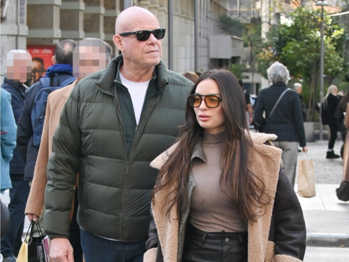 Τζώνη Καλημέρης – Ελπίδα Ιακωβίδου: Χαλαρή βόλτα στο κέντρο της Αθήνας για το ερωτευμένο ζευγάρι – Φωτογραφίες