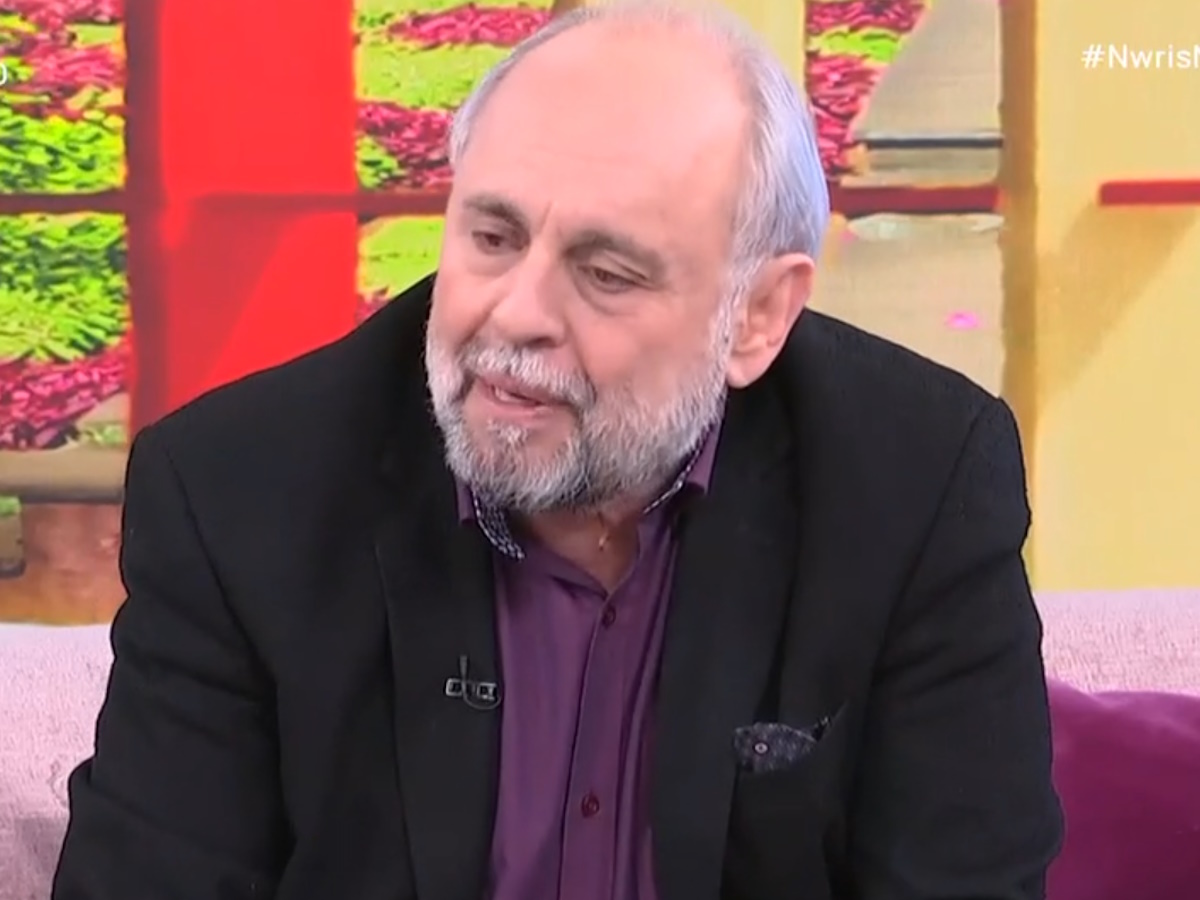 Σωτήρης Χατζάκης για τη σύζυγό του: «Φτάσαμε στο Δημαρχείο για να παντρευτούμε τελευταία στιγμή, το ταξί έφυγε γιατί αργήσαμε»