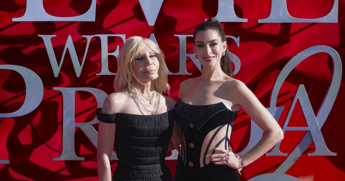 Anne Hathaway & Donatella Versace: Η «επανένωση» που έκλεψε την παράσταση στο Λονδίνο