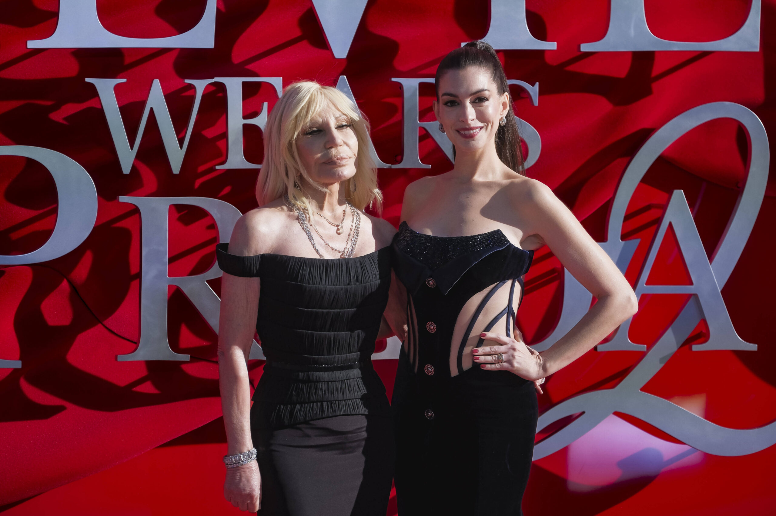 Anne Hathaway & Donatella Versace: Η «επανένωση» που έκλεψε την παράσταση στο Λονδίνο