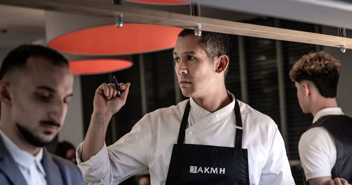 Η Ανώτερη Σχολή ΑΚΜΗ και ο Σωτήρης Κοντιζάς δημιουργούν τη νέα γενιά επαγγελματιών γαστρονομίας