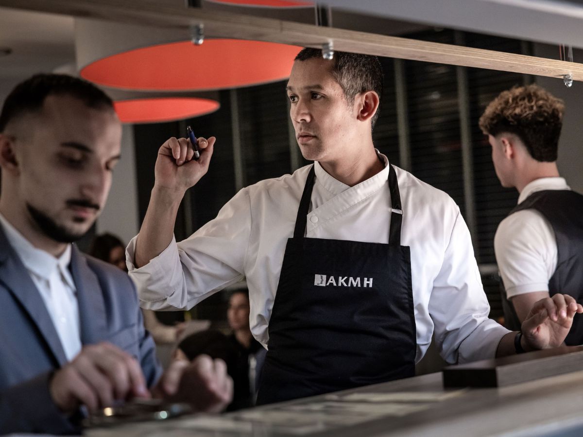 Η Ανώτερη Σχολή ΑΚΜΗ και ο Σωτήρης Κοντιζάς δημιουργούν τη νέα γενιά επαγγελματιών γαστρονομίας