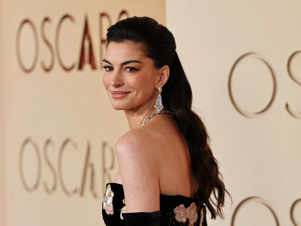 Το minimal floral μανικιούρ της Anne Hathaway είναι τέλεια ιδέα για το Πάσχα