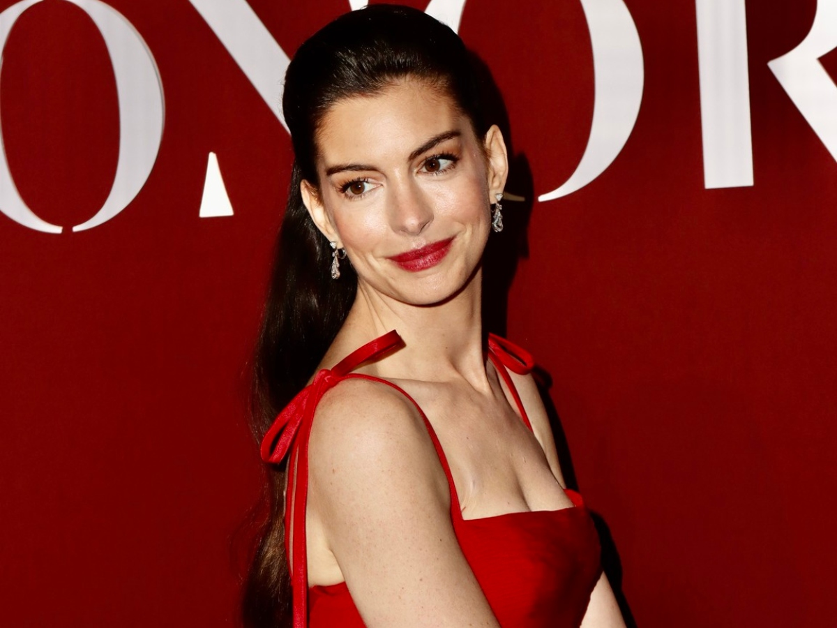 H διχρωμία στα μαλλιά της Anne Hathaway θυμίζει έντονα τα iconic «skunk hair»